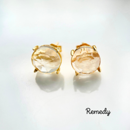 【ロトンド】 キラキラ1.6ct 水晶のスタットピアス（8mm）〜silver925/18KGP ４月誕生石の画像