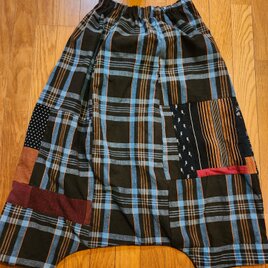 古布リメイク☆藍染木綿や絣、家紋（風呂敷）などカラフルシックなサルエルパンツ８７cm丈 | iichi 日々の暮らしを心地よくするハンドメイド やアンティークのマーケットプレイス