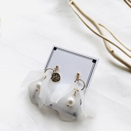 ホワイト花びらパールピアスの画像