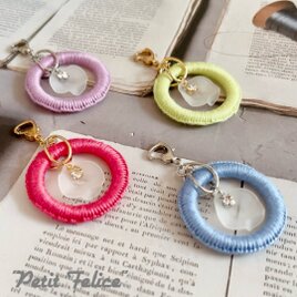 刺繍糸で編んだリングワークの中で花びらとラインストーンが揺れるファスナーチャーム＜全4色＞の画像