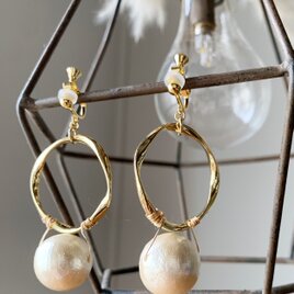 大粒コットンパール・フープ・イヤリング/ピアス (Gold)の画像