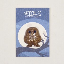 木のブローチ フクロウの画像