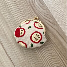 手刺繍りんごのがま口の画像
