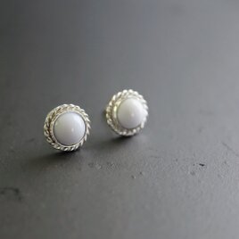 ホワイトオニキスシルバーピアス　白い石　白いアクセサリー　シンプル　フォーマル　プレゼントにも　ギフトラッピング　の画像