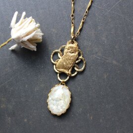 猫さんといつも一緒。雲のようなヴィンテージ・ガラスカボションの真鍮クラシカル・ペンダント・ネックレス