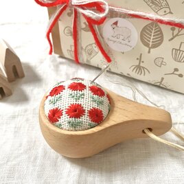 ピンクッション 針山 【 〈 北欧 ククサ kuksa 〉いつかの お花 /  レッド / クリスマス ラッピング 無料  】の画像