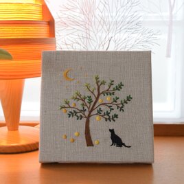 手刺繍・ファブリックパネル 「月が落ちた夜と猫」の画像