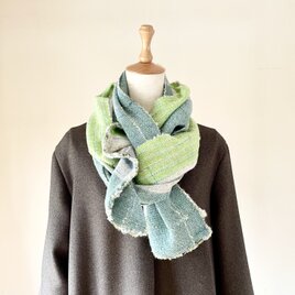 グレーがかったライトグリーンが映えるウールの大判ストール