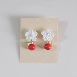 小さいりんごの花のイヤリング（赤）の画像