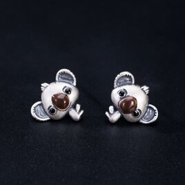 コアラのピアス - 小さなコアラの顔が愛らしくデザイン P157の画像