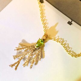 K18YG,K10YG 糸杉の葉 スフェーン 針葉樹 3.4cm スワッグ 大きなペンダント コニファー 小枝 'Swag'の画像