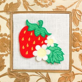 赤いちごとお花アイロンワッペン　刺繍ステッカーの画像