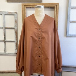 大人ブラウス❤️前あきV首ふんわり袖のブラウス テラコッタオレンジ（サイズフリーL L）※袖丈長めの画像
