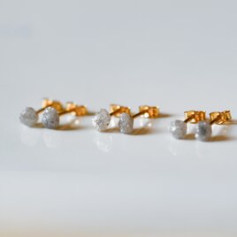 ホワイトダイヤモンドの原石ミニピアス 天然石 鉱物 ダイアモンド (No.2691)の画像