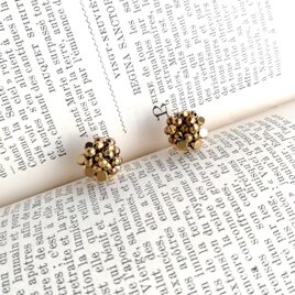 キラキラゴールドカラーの小さな耳飾り < ヘマタイト >