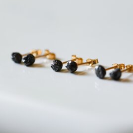 ブラックダイヤモンドの原石ミニピアス 天然石 鉱物 ダイアモンド (No.2692)の画像