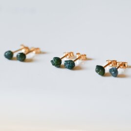 ブルーダイヤモンドの原石ミニピアス 天然石 鉱物 ダイアモンド (No.2690)の画像