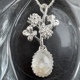 しろつめ草の花＆四つ葉²《逆光に放つ光》デュモルチェライトinクォーツのペンダントの画像