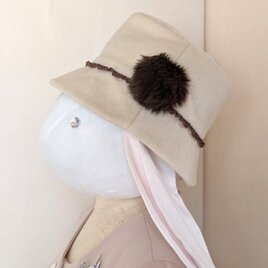 ボンボン付きベージュのカシミア帽子