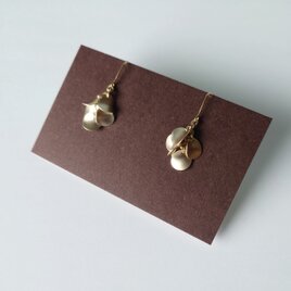 〈訳あり〉鈴なり花びらのようなピアス・イヤリングの画像