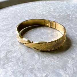 BM17-【 MONET 】モネ・ヴィンテージブレスレット Gold Tone Hinged Cuff Braceletの画像