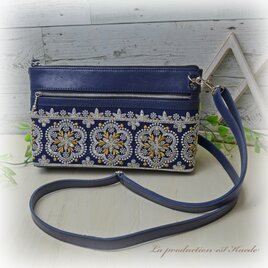 レザー：濃紺　インド刺繡のサコッシュの画像