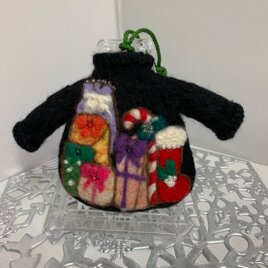 大きなセーターのクリスマスオーナメント(プレゼント)の画像