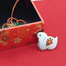 干支（2025巳年/梅）の七宝焼ピンブローチ(ピンバッジ)【受注制作】の画像