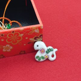 干支（2025巳年/松竹梅）の七宝焼ピンブローチ(ピンバッジ)【受注制作】の画像