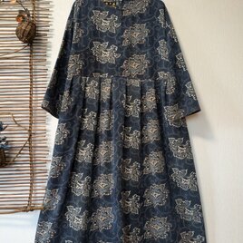 古布リメイク 藍染リバーシブルミニフードジャケット 筒描き 型染 襤褸 刺し子 古布 着物リメイク | iichi  日々の暮らしを心地よくするハンドメイドやアンティークのマーケットプレイス