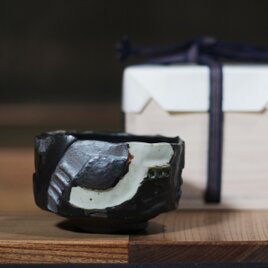 陶器 【黒釉 塗り分け抹茶椀】mat225（H）の画像