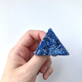 秋冬　"blue and blue" 静かな青いちいさな三角刺繍ブローチの画像