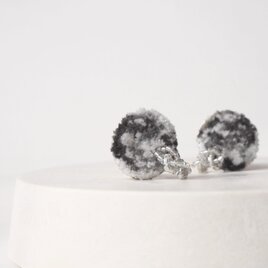 【冬限定新作】刺繍ピアス　グレー　モザイク柄の秋冬アクセサリー　クリスマス/ホリデーシーズンに