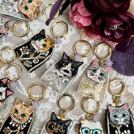 猫さん刺繍とインドリボンのカラビナ飾り