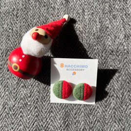 クリスマスカラーくるみボタンピアス／イヤリングの画像