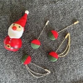クリスマスカラーくるみボタンのピンブローチの画像