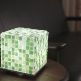 モザイクタイルのランプ　若葉色(緑色-薄緑色-薄青色）