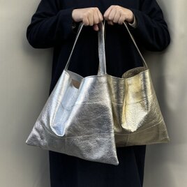 ピッグスキンのワンハンドルバッグ　Mサイズ メタリックレザーの画像