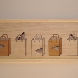 paper bag in the fishの画像