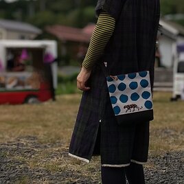 くすみブルードットと黒ナイロンのサコッシュの画像