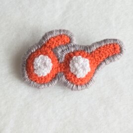 刺繍ブローチ　朱色のめがね　グレーのふちどりの画像