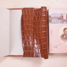 A6文庫本サイズ　本革　艶クロコ柄　厚い本もOK　テキスト・手帳カバーの画像