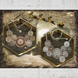 アラベスク-金と銀の芍薬ネックレス-の画像