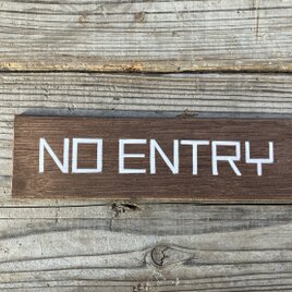 signpainterが描いた　「NO ENTRY」　手描きの木doorプレート　③の画像