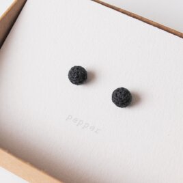 black pepper 黒胡椒 ピアスの画像