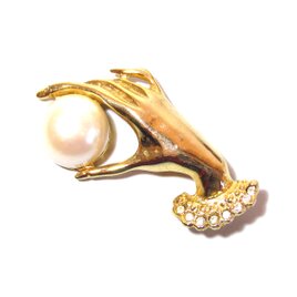 70s Vintage Gold Tone Hand Motif Big White Pearl Broochの画像