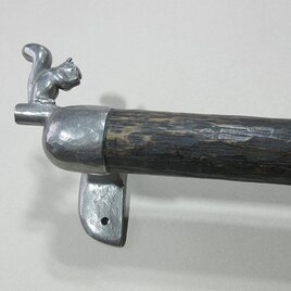 りすのいるタオル掛け（中）の画像