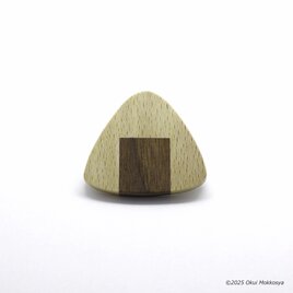 小さな おにぎり・おむすびブローチ［のり］の画像