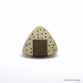 小さな おにぎり・おむすびブローチ［ごま塩］の画像