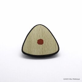 小さな おにぎり・おむすびブローチ［梅］の画像
